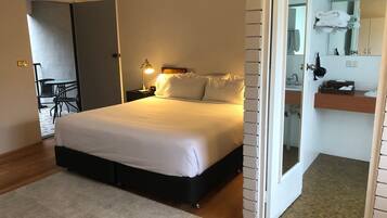 Business Studio Suite, 1 King Bed | Premium bedding, pillowtop beds, laptop workspace, blackout drapes