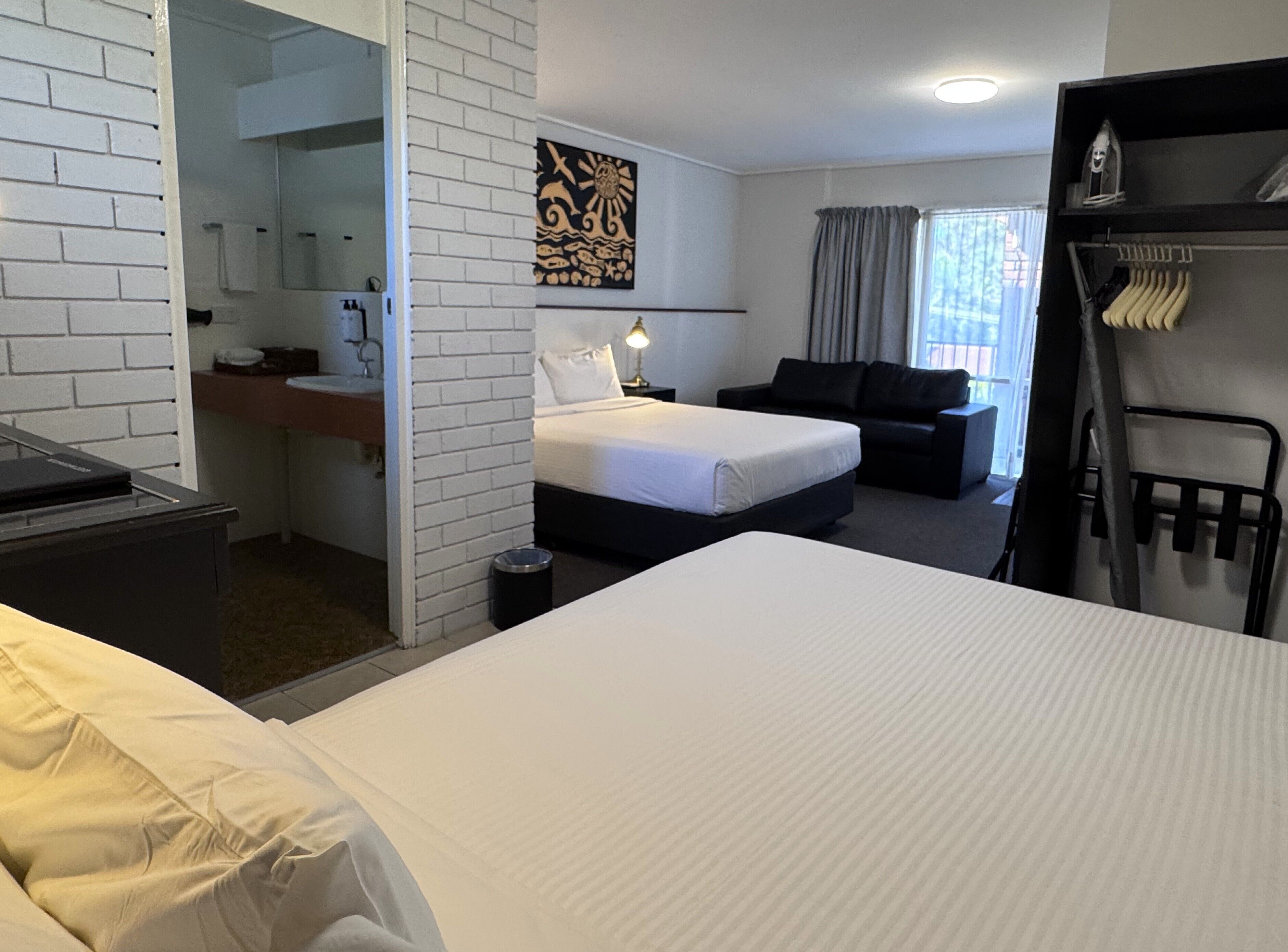 أغطية فراش متميزة وأسرّة بطبقة علوية مريحة ومساحة عمل للكمبيوتر المحمول