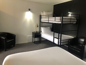 أغطية فراش متميزة وأسرّة بطبقة علوية مريحة ومساحة عمل للكمبيوتر المحمول