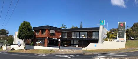 Vista frontal de la propiedad