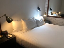 Premium Room, 1 King Bed | Premium bedding, pillowtop beds, laptop workspace, blackout drapes