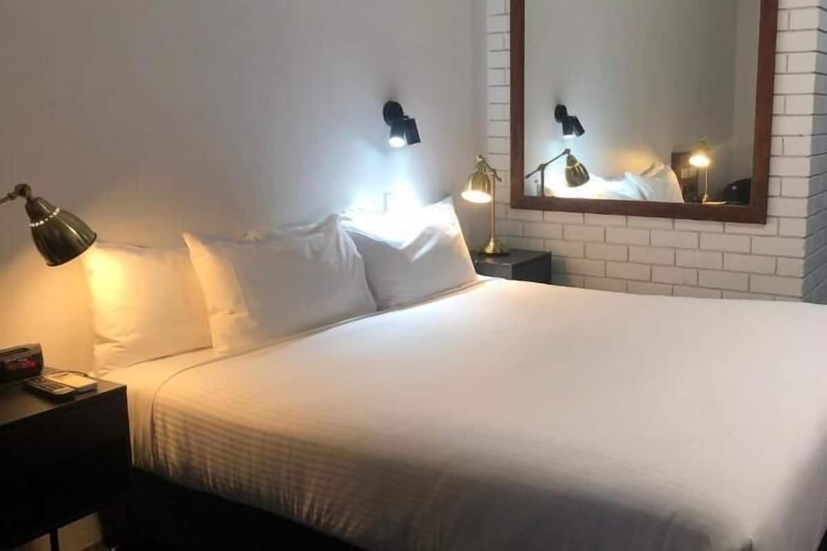 أغطية فراش متميزة وأسرّة بطبقة علوية مريحة ومساحة عمل للكمبيوتر المحمول