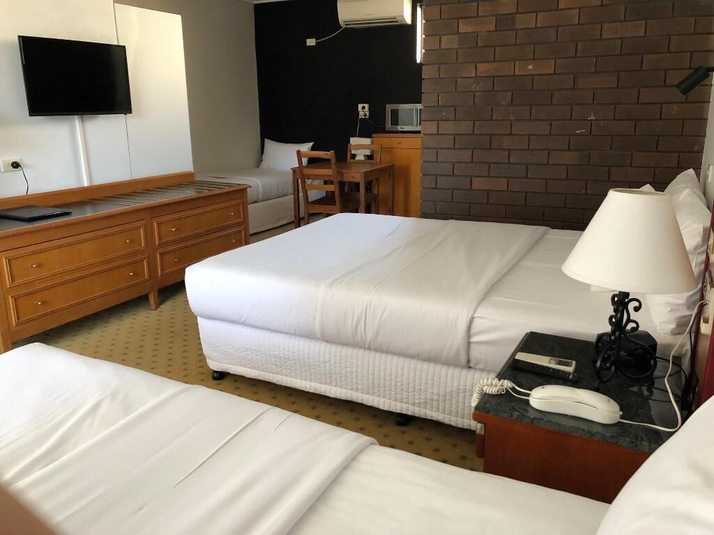 高档床上用品、加厚床垫、笔记本电脑工作区、遮光窗帘