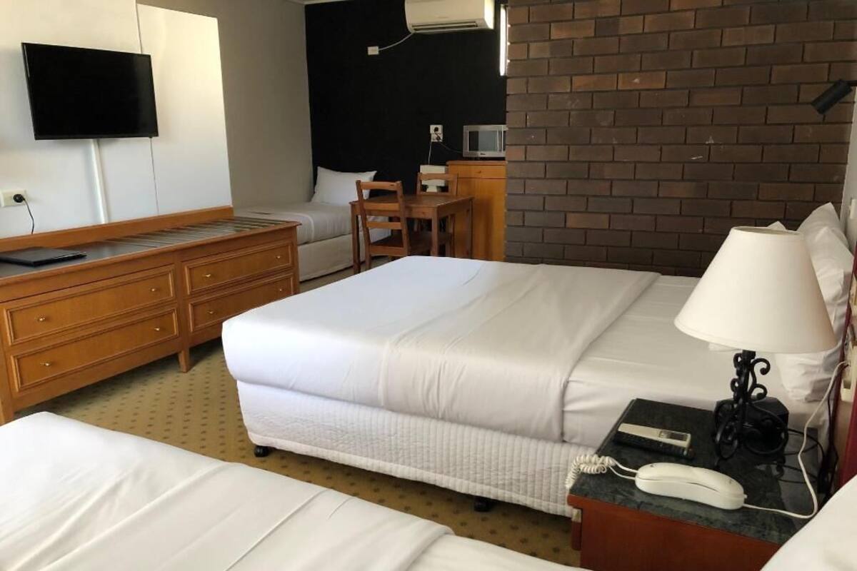 أغطية فراش متميزة وأسرّة بطبقة علوية مريحة ومساحة عمل للكمبيوتر المحمول