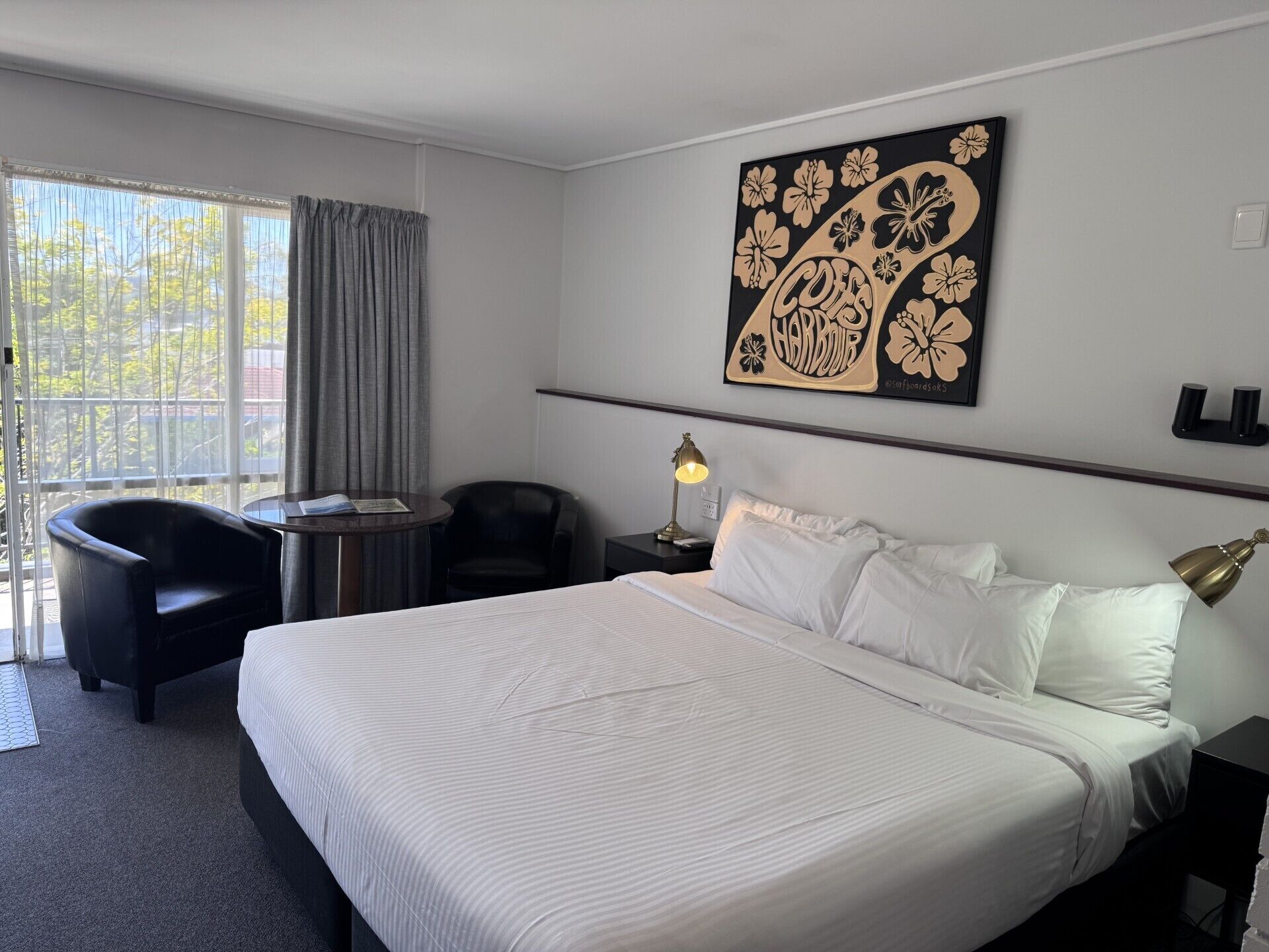 コンフォート ルーム キングベッド 1 台 | 高級寝具、ピロートップベッド、ノートパソコン用作業スペース、遮光カーテン