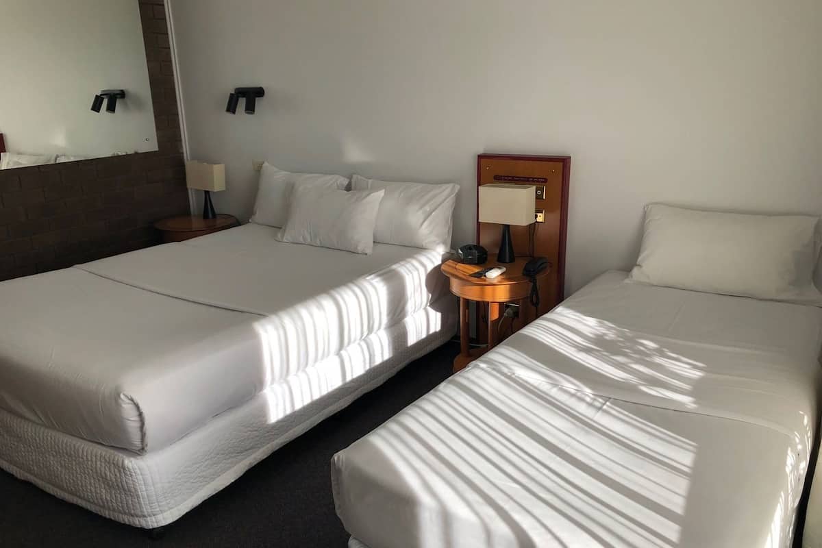 أغطية فراش متميزة وأسرّة بطبقة علوية مريحة ومساحة عمل للكمبيوتر المحمول