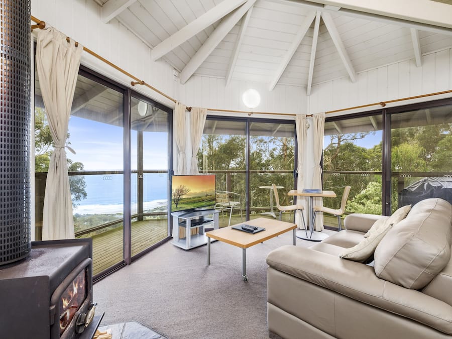 Standard-Apartment, 1 Schlafzimmer | Wohnbereich | 50-Zoll-LED-Fernseher mit Digitalempfang, Fernseher