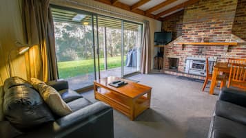 Villa estándar, 2 habitaciones, vista al océano, frente al mar | Área de sala de estar | Televisión LED de 50 pulgadas con canales digitales y televisión