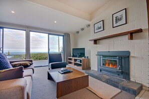 Deluxe Apartment, 2 Bedrooms, Jetted Tub | Living area