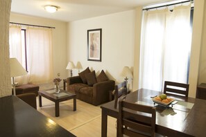 Vila luxo | Área de estar | TV LCD 32 polegadas com canais digitais, TV, Netflix