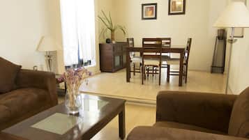 Vil·la Deluxe | Sala d'estar | Televisor LCD de 32 polzades amb canals digitals, televisor i Netflix