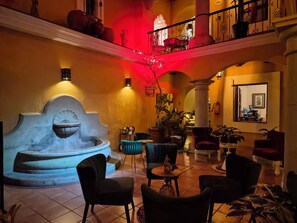 32-inch LCD TV with digital channels, TV, Netflix - Hotel Casa Divina Oaxaca (Oaxaca)