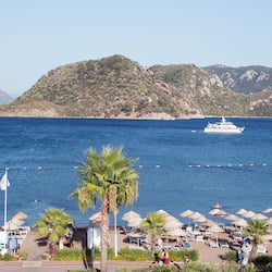 Plage privée, cabines gratuites, chaises longues, parasols