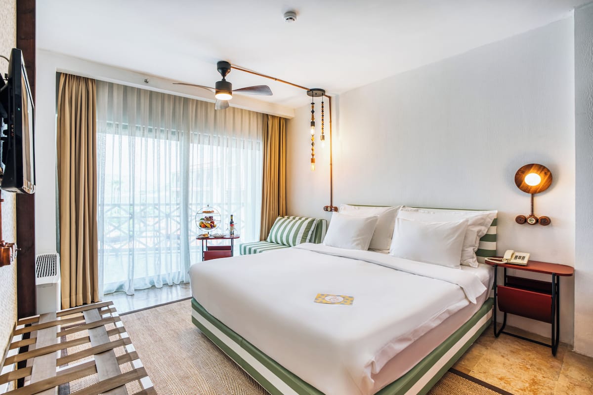 Deluxe Room | Premium bedding, minibar, in-room safe, soundproofing