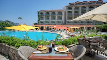 2 bars/lounges, poolside bar