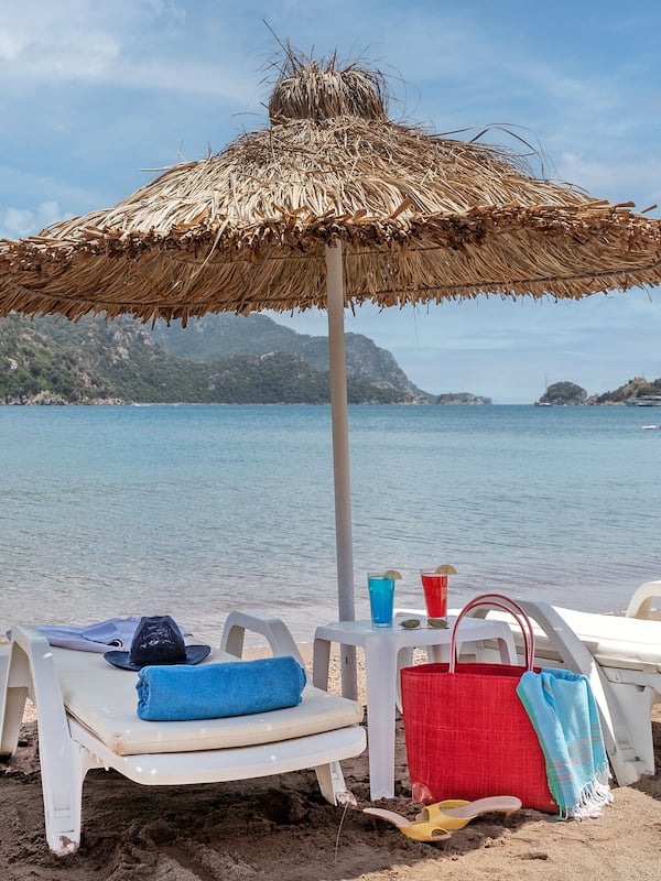 Plage privée, cabines gratuites, chaises longues, parasols