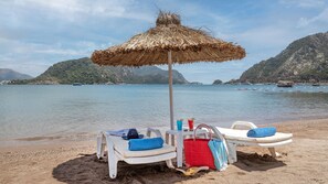 Private beach, free beach cabanas, sun loungers, beach umbrellas - Marti La Perla Hotel - All Inclusive - Adult Only (Marmaris)