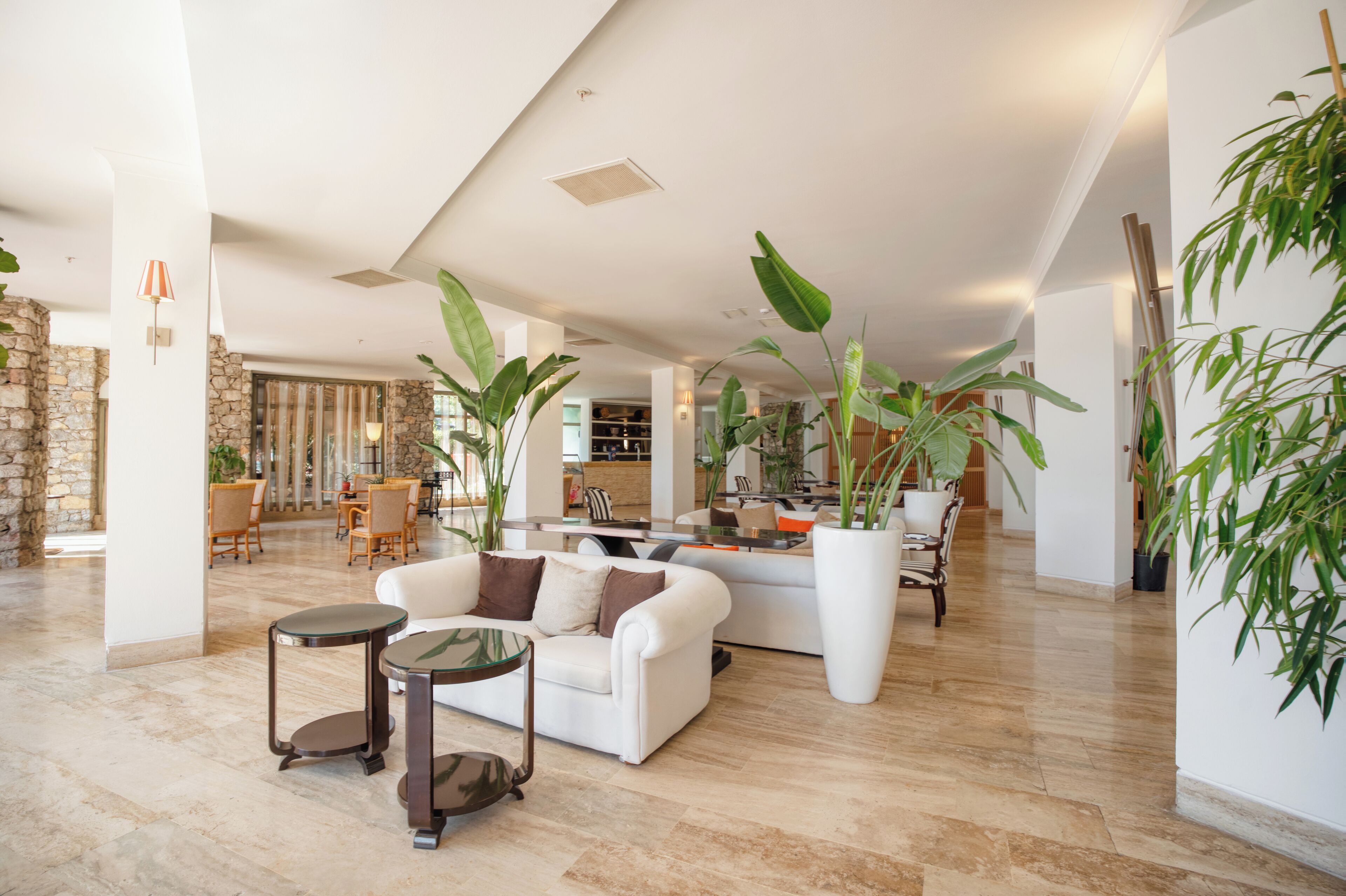2 bars/lounges, poolside bar