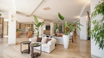 2 bars/lounges, poolside bar