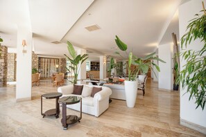 2 bares o lounges, bar junto a la alberca 