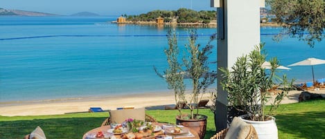 7 restaurants, breakfast, lunch, dinner served; seafood