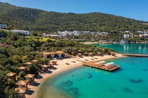 Playa privada, traslado desde/hacia la playa gratis, camas de playa
