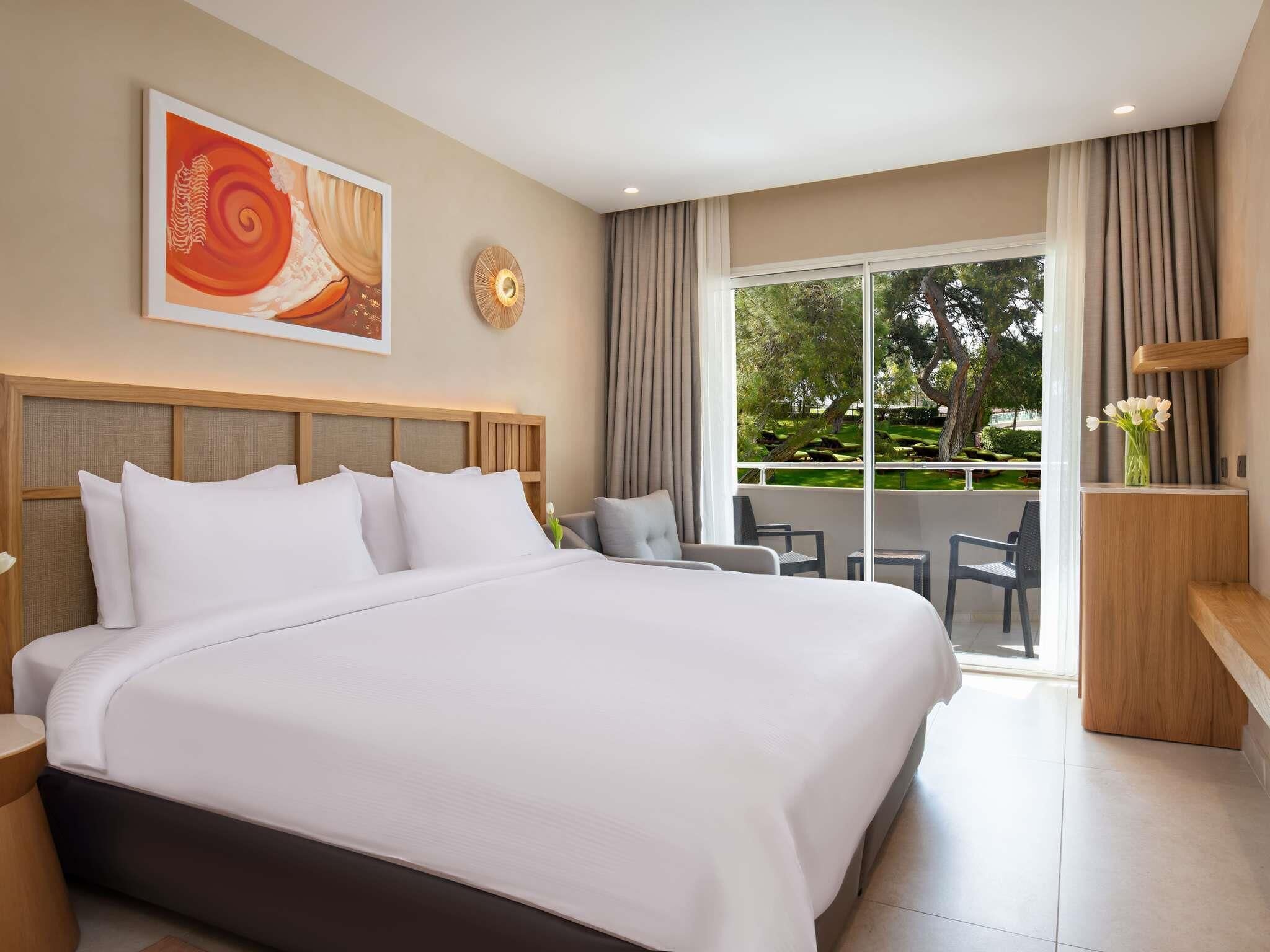 Deluxe Room, 1 King Bed | Free minibar, in-room safe, laptop workspace, free cribs/infant beds
