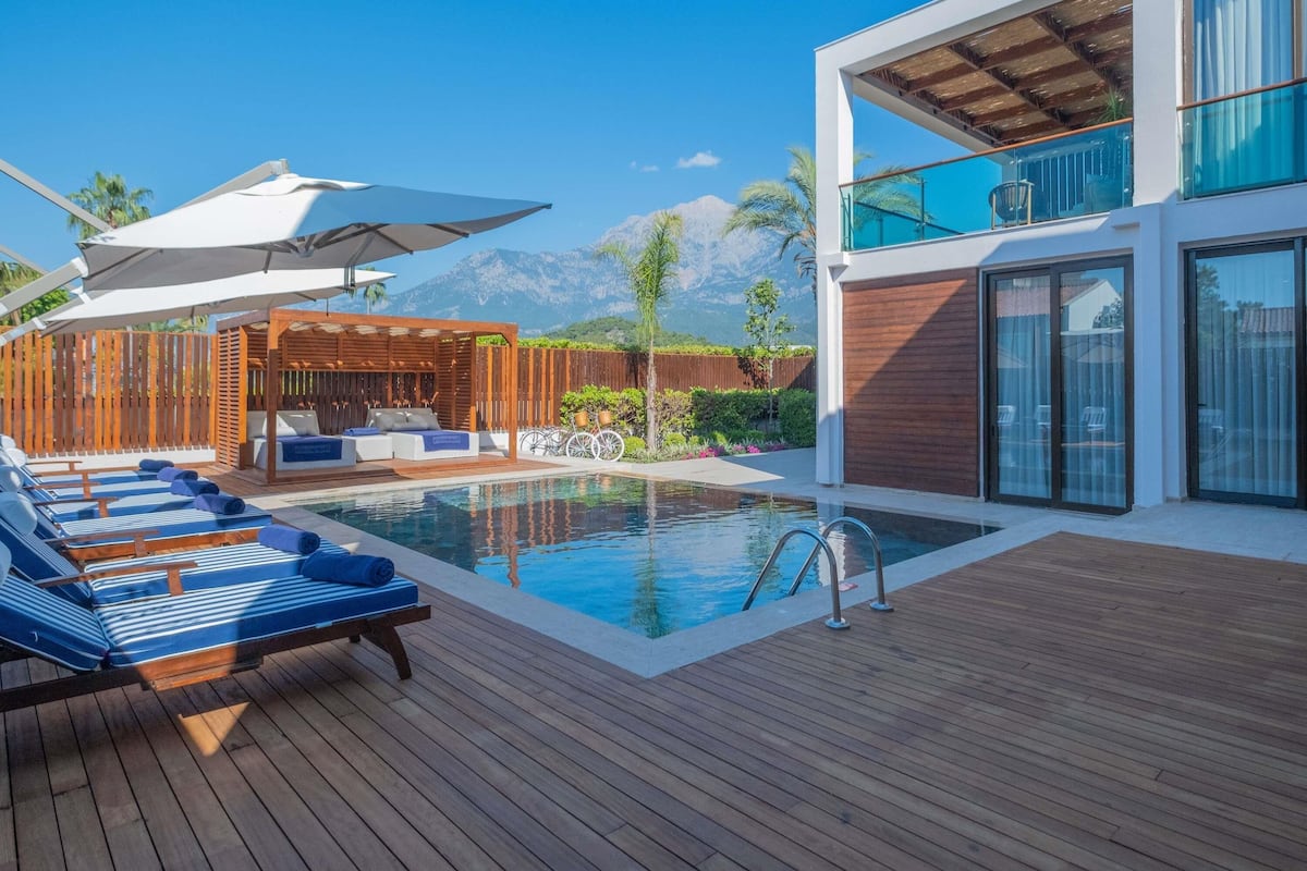 Superior Villa | Minibar (free items), in-room safe, laptop workspace, cribs (free)