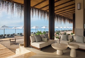 9 bars/lounges, 4 poolside bars, beach bar