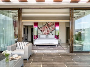 Villa supérieure, 1 très grand lit | Articles de minibar gratuits, coffre-fort