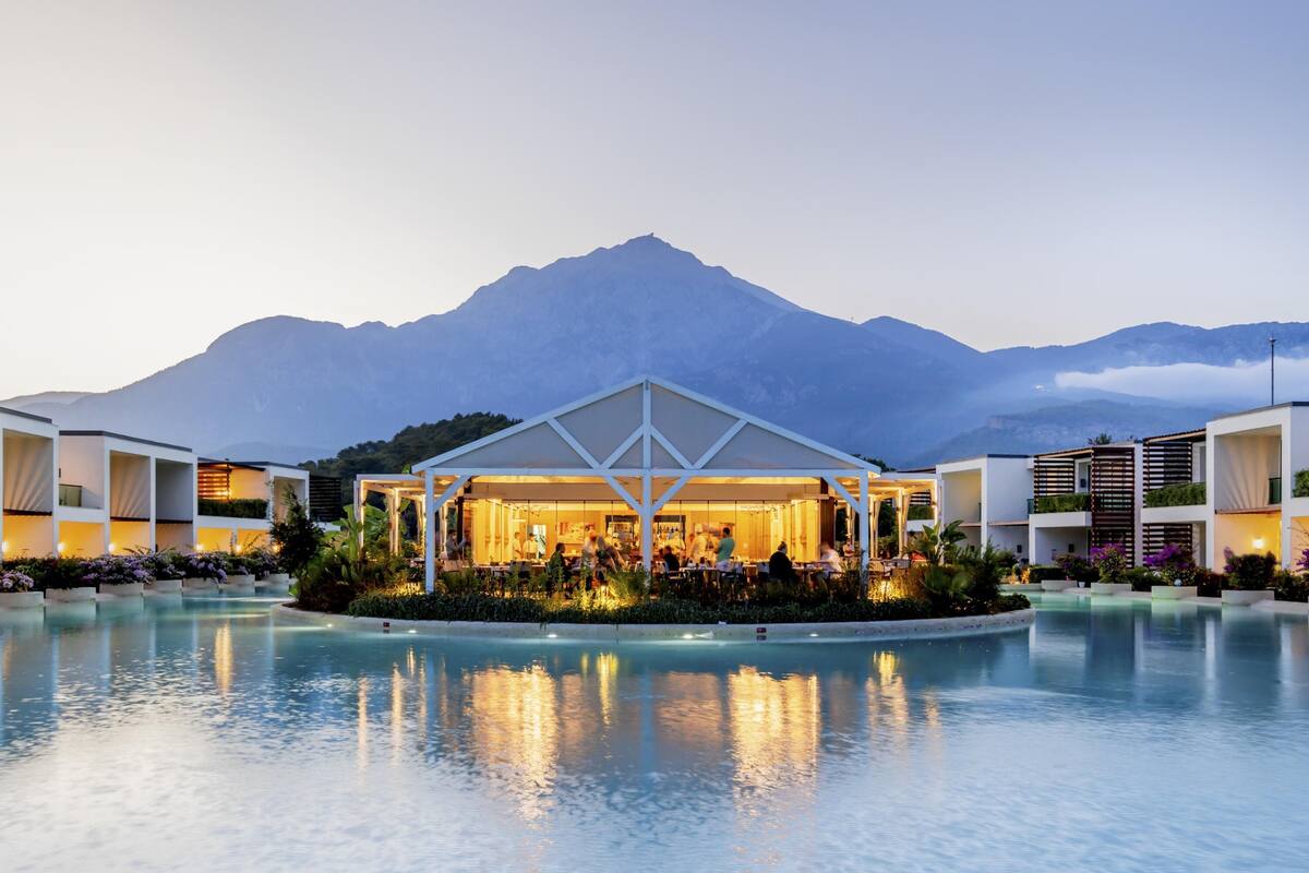 9 bars/lounges, 4 poolside bars, beach bar