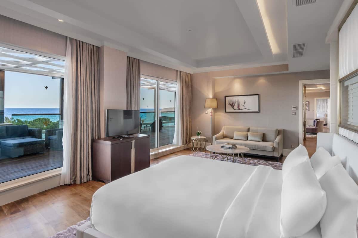 Suite, 1 King Bed | Minibar (free items), in-room safe, laptop workspace, cribs (free)