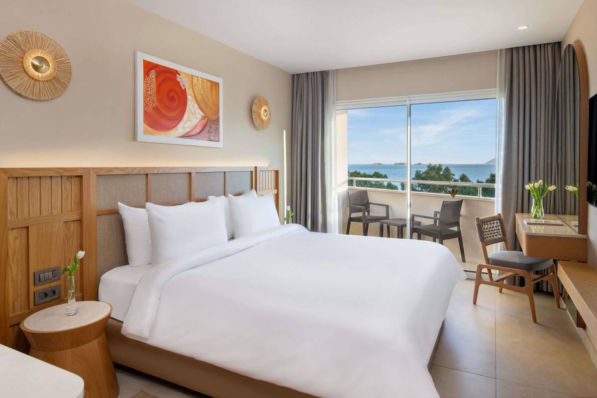 Deluxe Family Suite Sea View | Minibar (free items), in-room safe, laptop workspace, cribs (free)