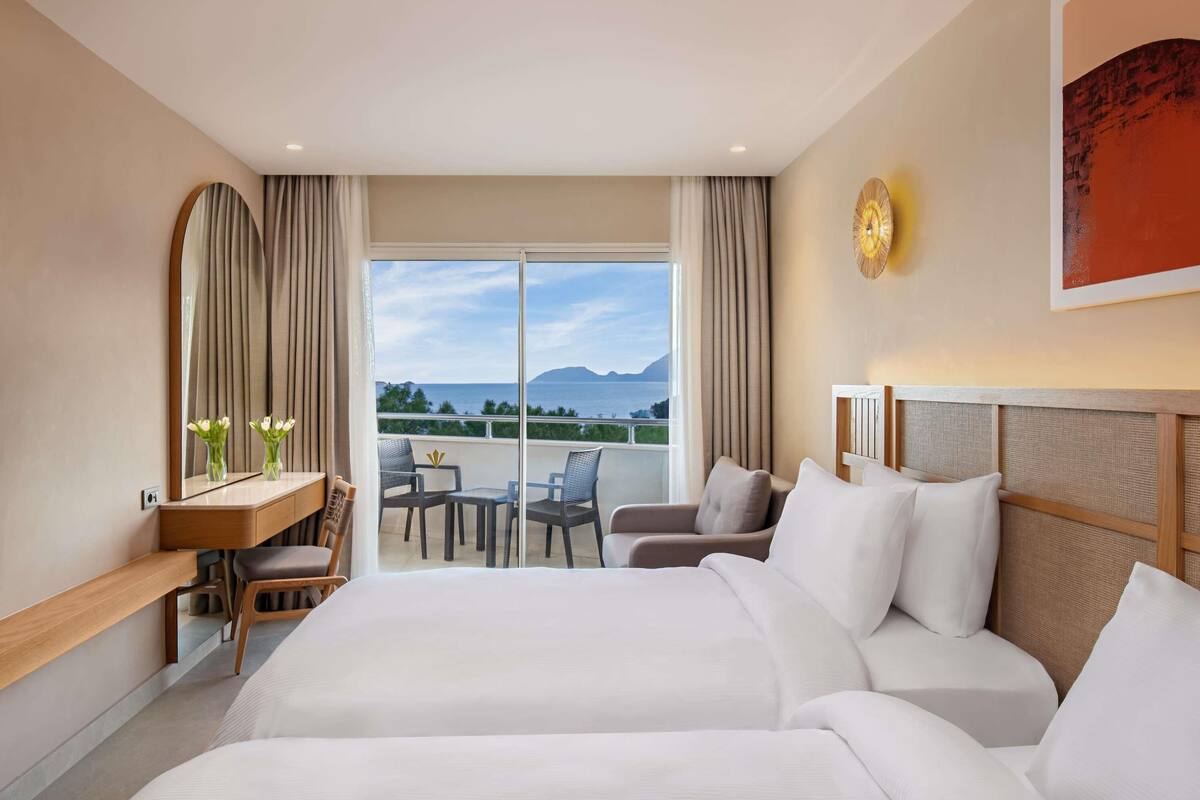 deluxe family suite sea view | 1 bedroom, free minibar, in-room safe, laptop workspace