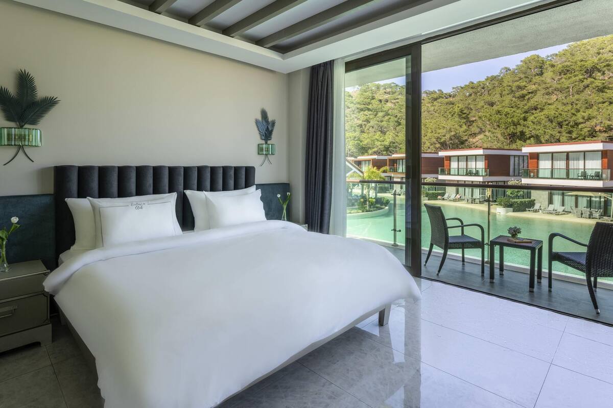 Executive Villa | Minibar (free items), in-room safe, laptop workspace, cribs (free)