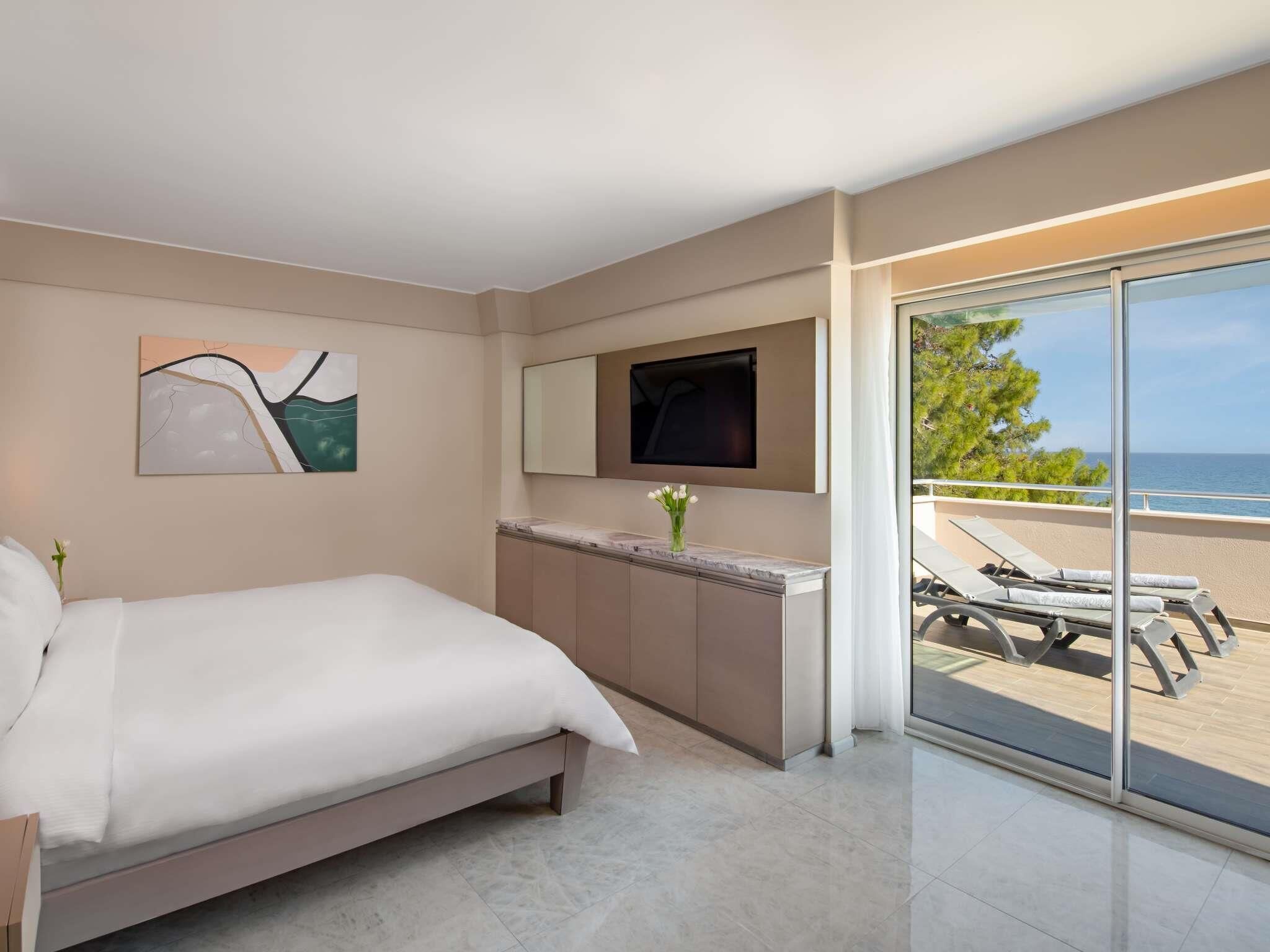Deluxe Suite Sea View | Bar mini percuma, peti besi dalam bilik, ruang kerja komputer riba 