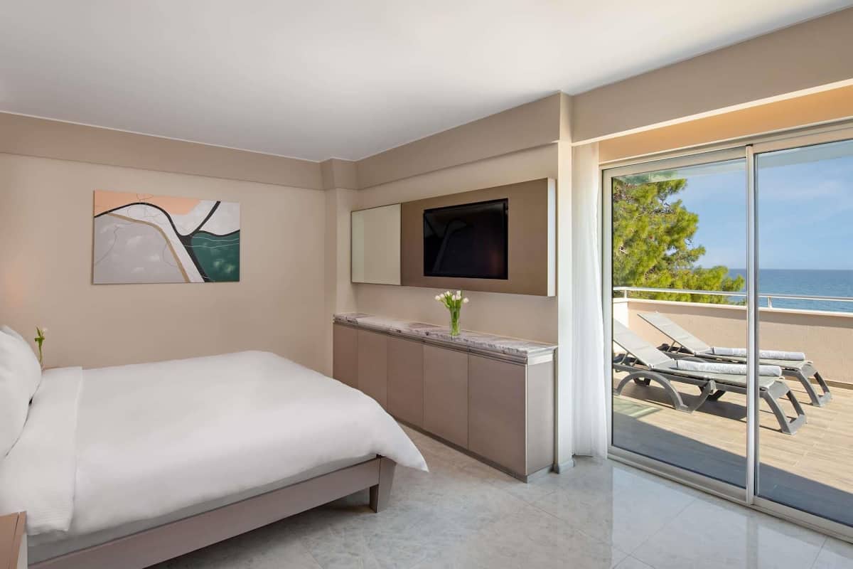Deluxe Suite Sea View | Free minibar, in-room safe, laptop workspace, free cots/infant beds