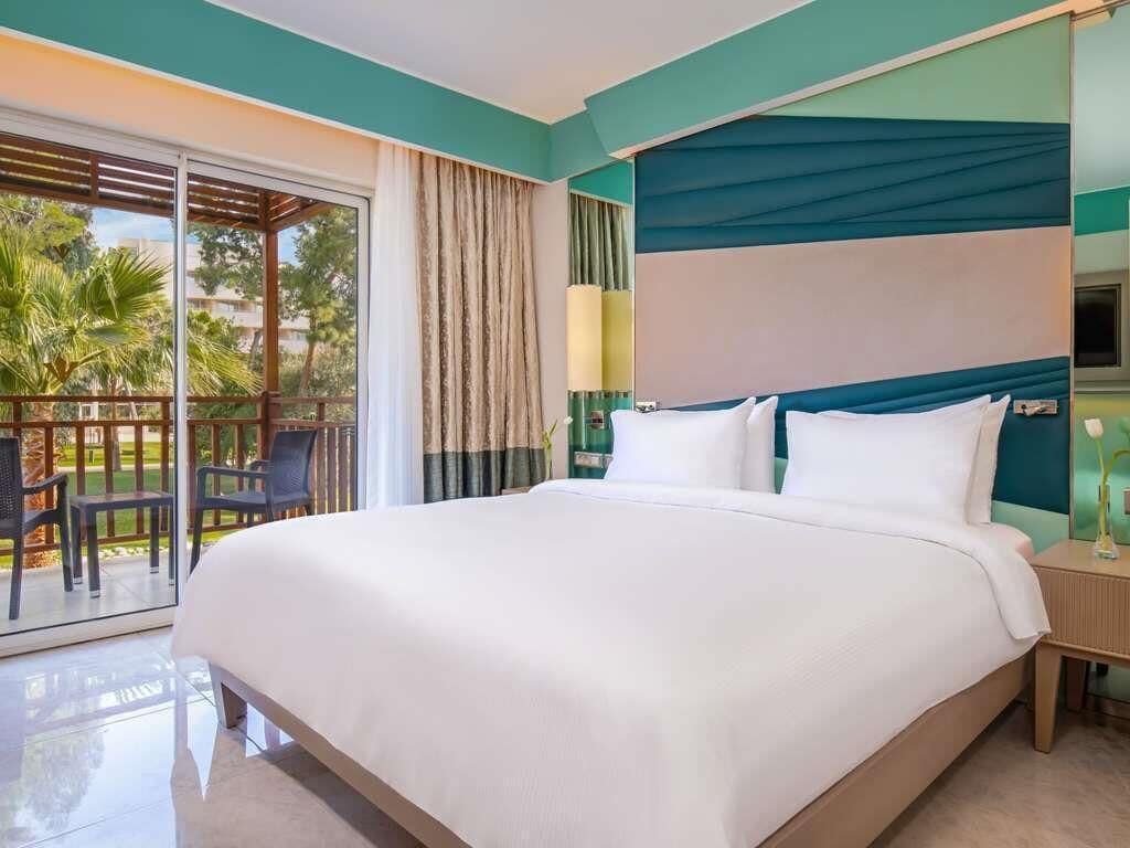 Minibar con artículos gratuitos y caja de seguridad en la habitación 