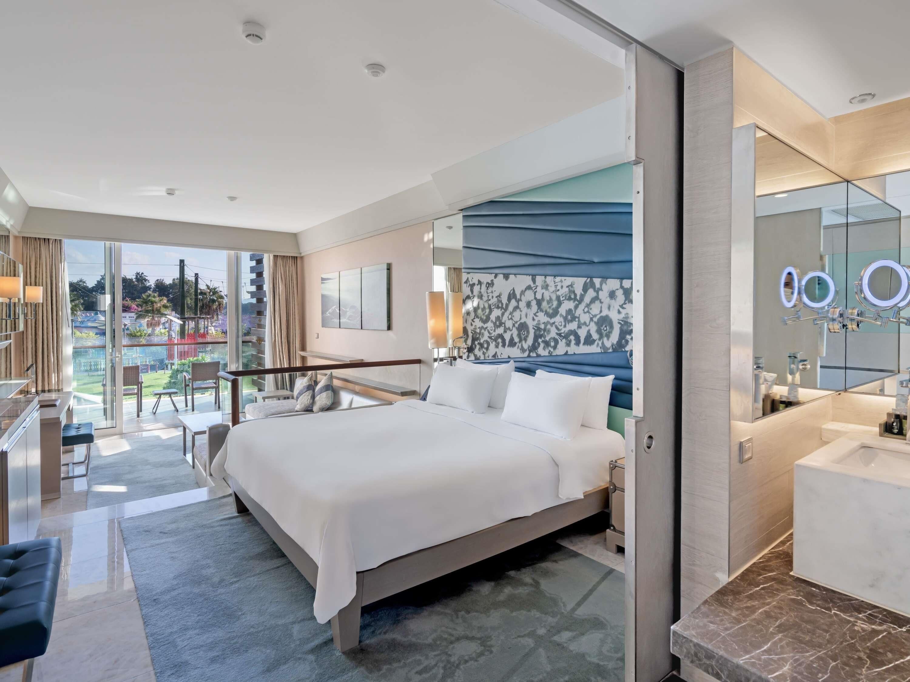 Pool Suite | Free minibar, in-room safe, laptop workspace, free cribs/infant beds