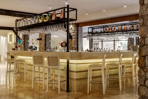 4 bars/lounges, een poolbar, een strandbar