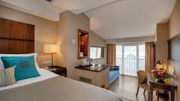 Superior Deluxe Room with Sea View | 2 kamar tidur, seprai premium, minibar, dan brankas