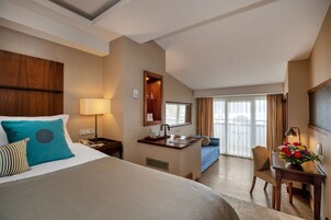 Superior Deluxe Room with Sea View | Kaliteli yatak takımı, minibar, odada kasa, masa 