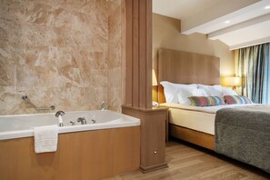 Sultan Suite | Baño | Secadora de cabello, batas, pantuflas, toallas 