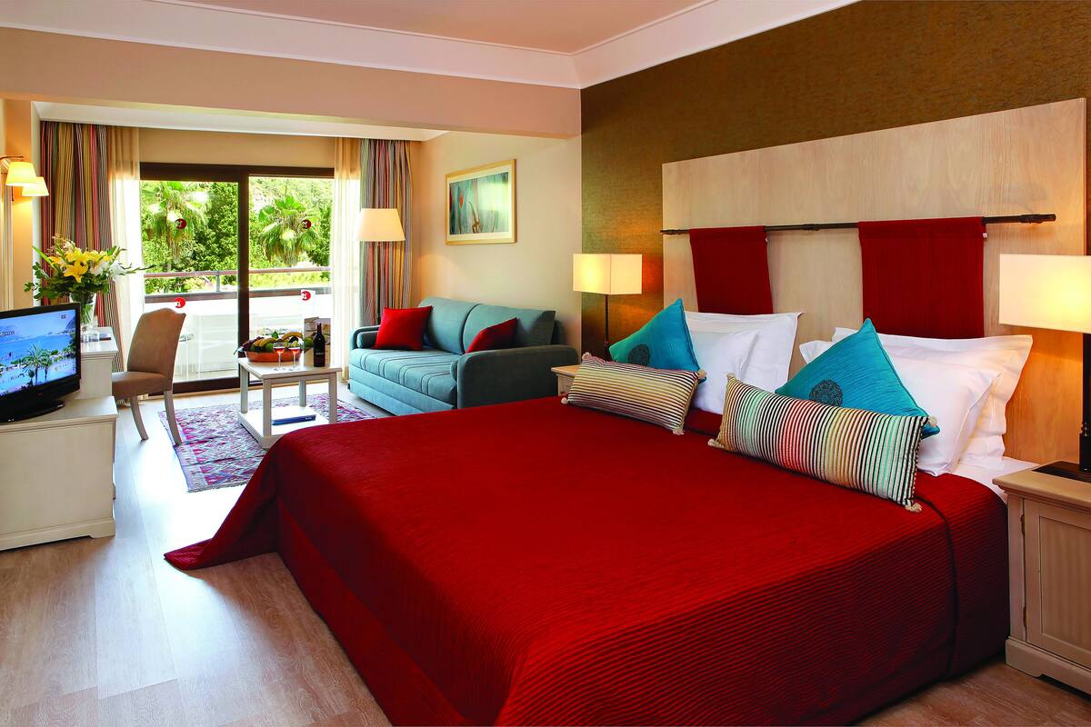 Superior Deluxe Room With Forest View | Roupas de cama premium, frigobar, cofres nos quartos, escrivaninha