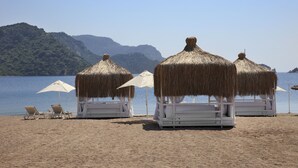Privat strand, strandtelt (mot et tillegg), solsenger og parasoller