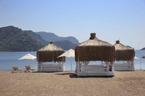 Privatstrand, Cabañas (gegen Gebühr), Liegestühle, Sonnenschirme