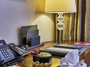 ميني بار وخزنة داخل الغرفة وستائر تعتيم وتجهيزات عازلة للصوت