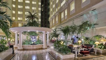 2 bares, pub, salón en el lobby