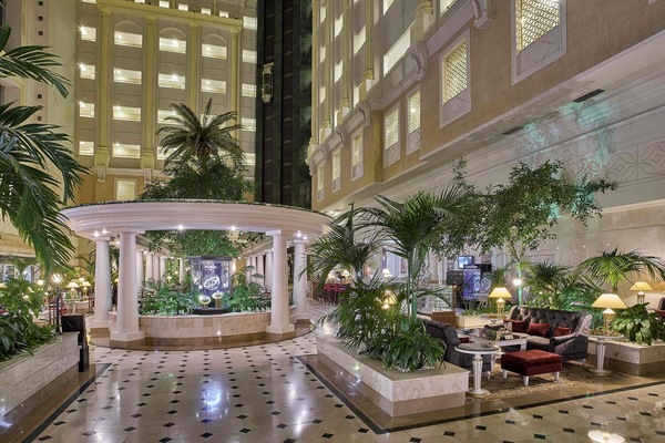 2 bars/lounges, pub, lobby lounge