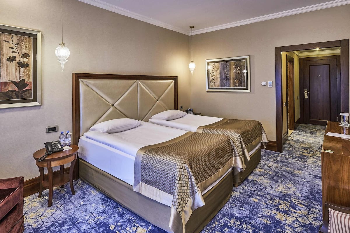 Premium Twin Room, 2 Twin Beds | Minibar, in-room safe, blackout drapes, soundproofing